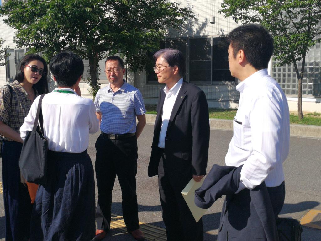 与仁木壮副理事长交谈