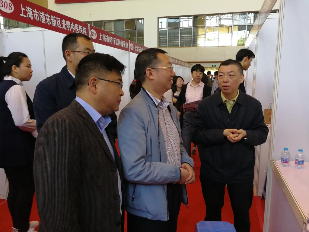 参观上海中医药大学校园招聘会现场